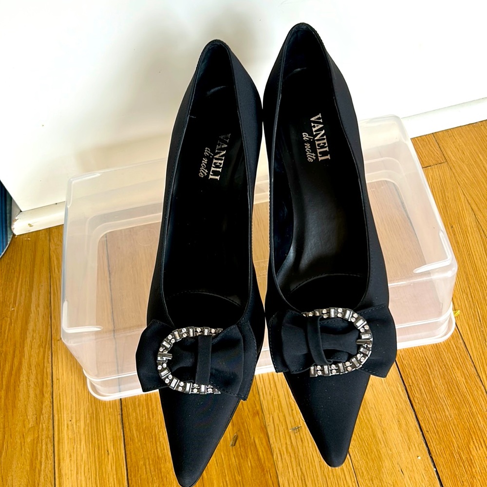 Vaneli di notte Matt Black Satin kitten heel pumps with bow and rhinestones.